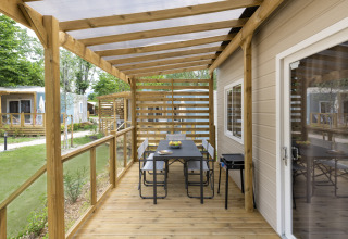 Træterrasse med spisebord ved Next XL Superior Dog chalet, Lago Idro Glamping Boutique, Italien.