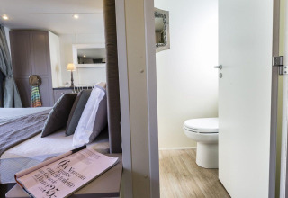 Cube Suite in Chianti Glamping Resort, Italië: gezellige slaapkamer met zicht op het moderne sanitair.