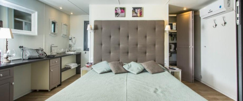 Moderne suitekamer in Cube Suite van Chianti Glamping Resort, Italië, met een gezellig bed en elegant design.