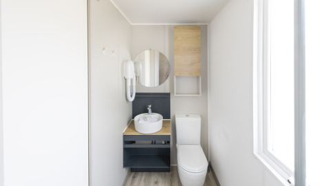 Moderne badkamer in Cube Suite XL van Lago Idro Glamping Boutique, met wasbak, spiegel en wc.