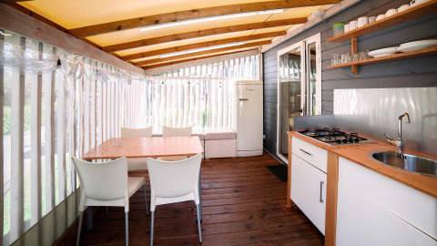 Gemütliche Küche und Essbereich im Cottage Clever, Lago Idro Glamping Boutique, mit Holz und hellem Design.