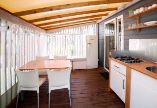 Gemütliche Küche und Essbereich im Cottage Clever, Lago Idro Glamping Boutique, mit Holz und hellem Design.