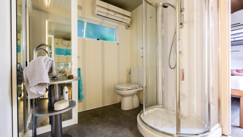 Modernes Badezimmer mit Dusche, WC und Waschbecken im Cottage Clever im Lago Idro Glamping Boutique, Italien.