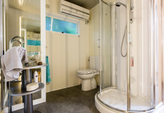 Modernes Badezimmer mit Dusche, WC und Waschbecken im Cottage Clever im Lago Idro Glamping Boutique, Italien.