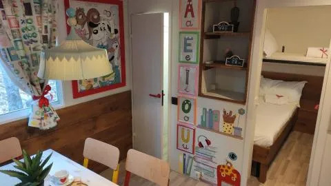 Chambre familiale colorée au Cottage Spotty du Chianti Glamping Resort en Italie, décorée pour enfants.