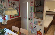 Farbenfrohes Kinderzimmer im Cottage Spotty, Chianti Glamping Resort, Italien, mit gemütlichem Dekor.