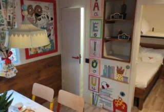 Chambre familiale colorée au Cottage Spotty du Chianti Glamping Resort en Italie, décorée pour enfants.