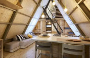 Innenaufnahme einer luxuriösen A-förmigen Lodge im Chianti Glamping Resort mit moderner Einrichtung.