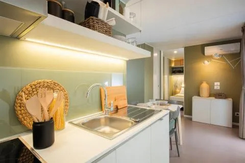 Cuisine et séjour modernes du Cottage Next L Evo au Chianti Glamping Resort en Italie, avec une déco chaleureuse.