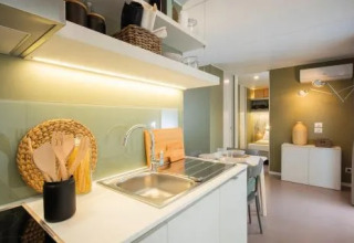 Cuisine et séjour modernes du Cottage Next L Evo au Chianti Glamping Resort en Italie, avec une déco chaleureuse.
