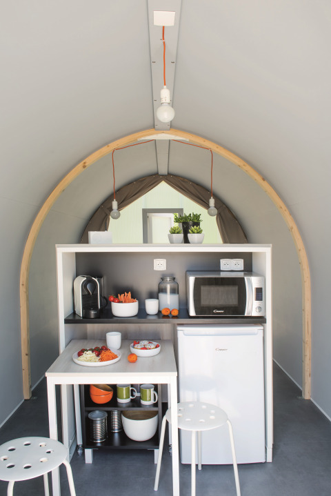 Køkkenområde i pod “Coco Couple” på Lago Idro Glamping Boutique i Italien, minimalistisk og moderne stil.