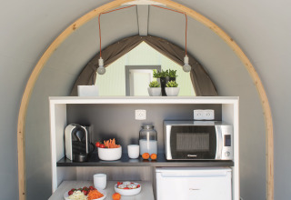 Køkkenområde i pod “Coco Couple” på Lago Idro Glamping Boutique i Italien, minimalistisk og moderne stil.