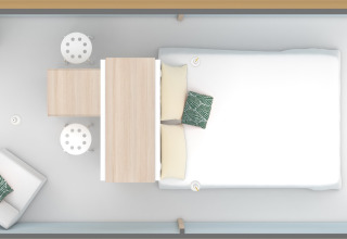 Top-down foto af Coco Couple pod på Lago Idro Glamping Boutique i Italien med dobbeltseng og siddeområde.