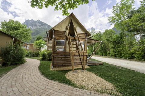 Safari-tent Airstay bij Lago Idro Glamping Boutique in Italië, omringd door bergen en natuur.