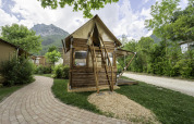 Safari-tent Airstay bij Lago Idro Glamping Boutique in Italië, omringd door bergen en natuur.