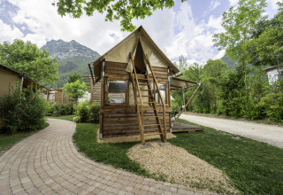 Safari-tent Airstay bij Lago Idro Glamping Boutique in Italië, omringd door bergen en natuur.