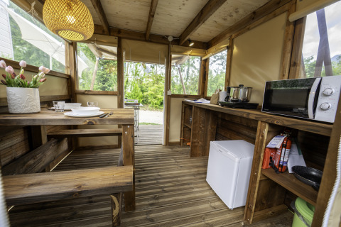 Binnenzicht van de safaritent Airstay bij Lago Idro Glamping Boutique in Italië met een keukentje.