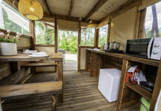 Binnenzicht van de safaritent Airstay bij Lago Idro Glamping Boutique in Italië met een keukentje.