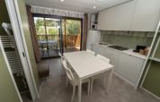 Keuken en eetruimte in een Next XL Loggia chalet bij Lago Idro Glamping Boutique in Italië, met terraszicht.