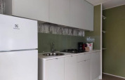 Moderne kitchenette in de Next XL Loggia-chalet bij Lago Idro Glamping Boutique in Italië met koelkast