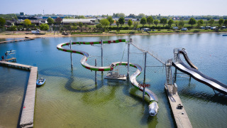 Panorámica playa, lago y tobogán acuático - Villatent Camping Betuwestrand - Beesd, Güeldres, Países Bajos