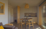 Sala y cocina modernas en Dome House de Wecamp Reserva Alecrim, Portugal, con decoración de madera y luz natural.