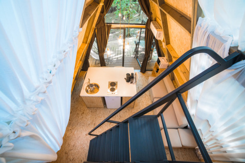 Uitzicht vanaf de vide in een luxe safaritent bij Trasimeno Glamping Resort, Italië, met modern interieur.