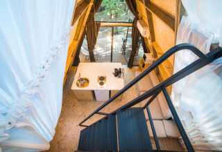 Uitzicht vanaf de vide in een luxe safaritent bij Trasimeno Glamping Resort, Italië, met modern interieur.