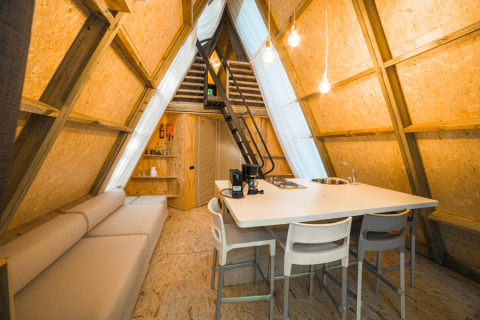 Interieur van de luxe safaritent ‘A Luxury’ bij Trasimeno Glamping Resort in Italië, met keuken en loft.