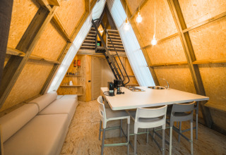 Interieur van de luxe safaritent ‘A Luxury’ bij Trasimeno Glamping Resort in Italië, met keuken en loft.