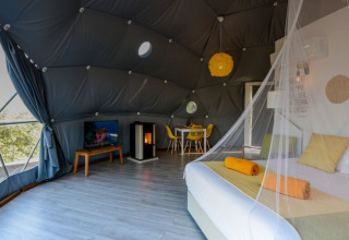 Interieur van Couple Domes bij Wecamp Reserva Alecrim in Portugal, moderne sfeer en gezellig tweepersoonsbed.