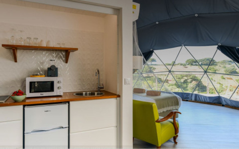 Moderne koepel met kitchenette en slaapruimte, panoramisch uitzicht, Wecamp Reserva Alecrim, Portugal.