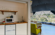 Moderne koepel met kitchenette en slaapruimte, panoramisch uitzicht, Wecamp Reserva Alecrim, Portugal.
