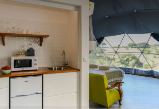Moderne koepel met kitchenette en slaapruimte, panoramisch uitzicht, Wecamp Reserva Alecrim, Portugal.