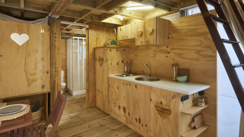 Interieur van de Air Lodge 2.0 safaritent bij Trasimeno Glamping Resort in Italië, met houten accenten.