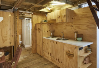 Interieur van de Air Lodge 2.0 safaritent bij Trasimeno Glamping Resort in Italië, met houten accenten.