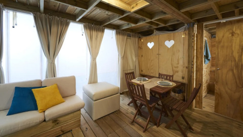Knusse safaritent Air Lodge 2.0 inrichting bij Trasimeno Glamping Resort in Italië met houten accenten.