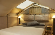 Interni della tenda safari Air Lodge 2.0 al Trasimeno Glamping Resort in Italia con letto comodo.