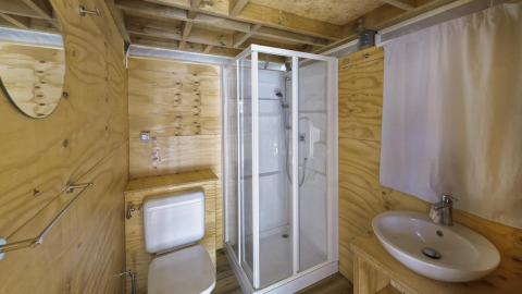 Badkamer met douche, toilet en wasbak in de Air Lodge 2.0 van Trasimeno Glamping Resort in Italië.