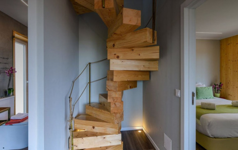 Moderne houten draaitrap in Dome House Duplex bij Wecamp Reserva Alecrim, Portugal, gezellig interieur.