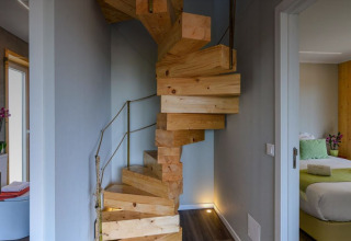 Moderne houten draaitrap in Dome House Duplex bij Wecamp Reserva Alecrim, Portugal, gezellig interieur.