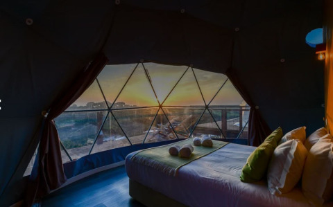 Zonsondergangzicht vanuit het bed in Dome House Duplex bij Wecamp Reserva Alecrim in Portugal met mooi uitzicht.