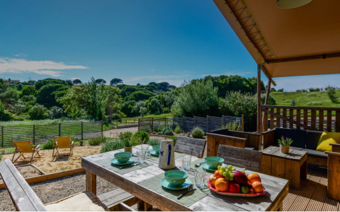 Buiten eet- en loungegedeelte bij Lodge Family safaritent op Wecamp Reserva Alecrim, Portugal.