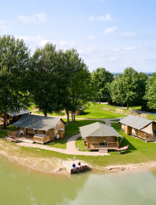 Overview tenten aan het water - Villatent Camping Betuwe - Kesteren, Gelderland, Nederland