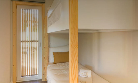 Gezinskamer met stapelbedden in Bungalow Comfort Family bij Wecamp Reserva Alecrim, Portugal.