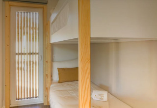 Gezinskamer met stapelbedden in Bungalow Comfort Family bij Wecamp Reserva Alecrim, Portugal.