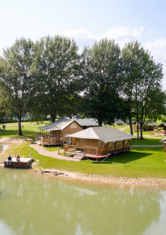 Visión general de la balsa sobre el agua - Villatent Camping Betuwe - Kesteren, Güeldres, Países Bajos