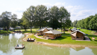 Visión general de la balsa sobre el agua - Villatent Camping Betuwe - Kesteren, Güeldres, Países Bajos