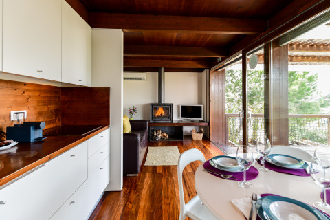 Binnenzicht op een moderne bungalow bij Wecamp Reserva Alecrim met eethoek, keuken en zitruimte.