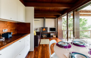 Binnenzicht op een moderne bungalow bij Wecamp Reserva Alecrim met eethoek, keuken en zitruimte.